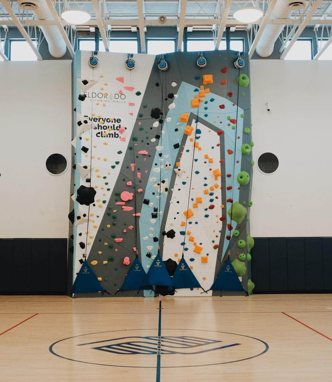 ジェイソン・モモアさんのインスタグラム写真 - (ジェイソン・モモアInstagram)「Last summer I worked with @soill and @1climb_official to open a climbing wall for kids at the Variety Boys and Girls Club in LA.  We are going to introduce 100,000 kids to climbing.  It was epic seeing kids climb for the first time.  @toms provided a grant to get the wall built, and has now partnered with So iLL releasing lifestyle shoes with climbing rubber on them, and also some sick collab climbing shoes online at soillholds.com. Thanks @blakemycoskie @kjorgeson @donthechan. Aloha j」5月3日 4時30分 - prideofgypsies