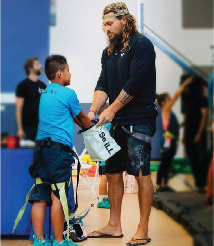 ジェイソン・モモアさんのインスタグラム写真 - (ジェイソン・モモアInstagram)「Last summer I worked with @soill and @1climb_official to open a climbing wall for kids at the Variety Boys and Girls Club in LA.  We are going to introduce 100,000 kids to climbing.  It was epic seeing kids climb for the first time.  @toms provided a grant to get the wall built, and has now partnered with So iLL releasing lifestyle shoes with climbing rubber on them, and also some sick collab climbing shoes online at soillholds.com. Thanks @blakemycoskie @kjorgeson @donthechan. Aloha j」5月3日 4時30分 - prideofgypsies