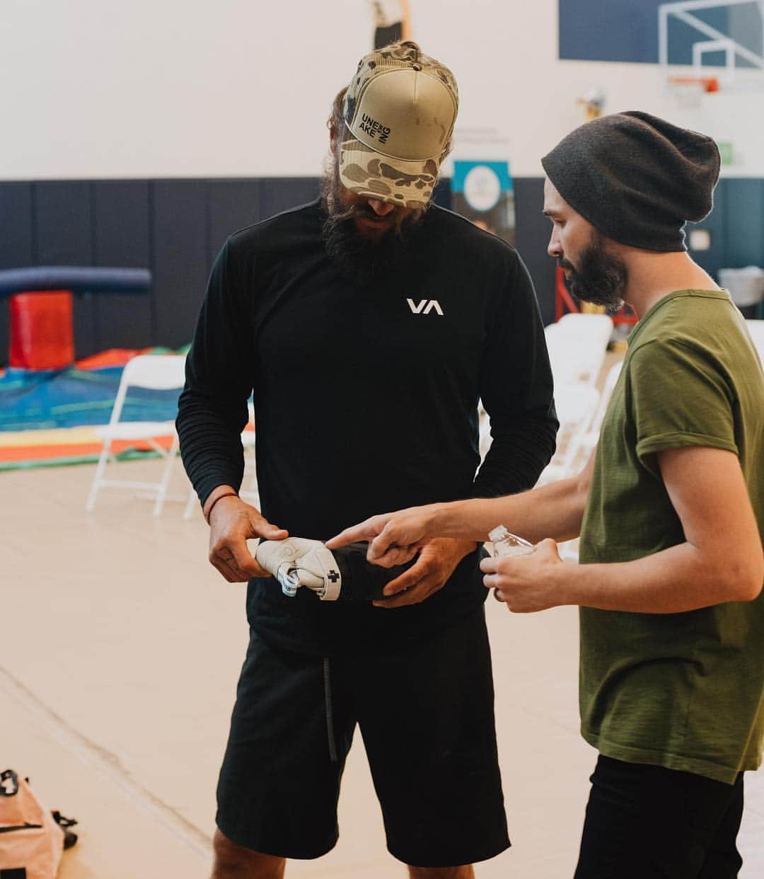 ジェイソン・モモアさんのインスタグラム写真 - (ジェイソン・モモアInstagram)「Last summer I worked with @soill and @1climb_official to open a climbing wall for kids at the Variety Boys and Girls Club in LA.  We are going to introduce 100,000 kids to climbing.  It was epic seeing kids climb for the first time.  @toms provided a grant to get the wall built, and has now partnered with So iLL releasing lifestyle shoes with climbing rubber on them, and also some sick collab climbing shoes online at soillholds.com. Thanks @blakemycoskie @kjorgeson @donthechan. Aloha j」5月3日 4時30分 - prideofgypsies