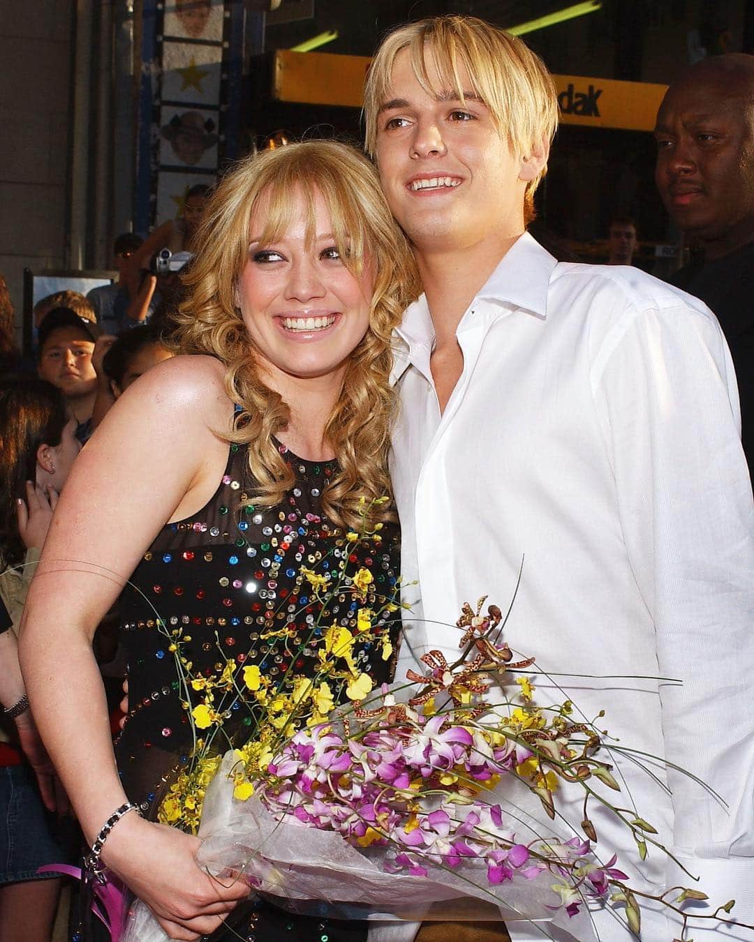 E! Onlineさんのインスタグラム写真 - (E! OnlineInstagram)「In 2003, Aaron Carter waiting for us with a bouquet of flowers was what our dreams were made of until.... hey now (hey now) it actually happened to Hilary Duff at The Lizzie McGuire Movie premiere. (📷: Getty Images)」5月3日 4時40分 - enews