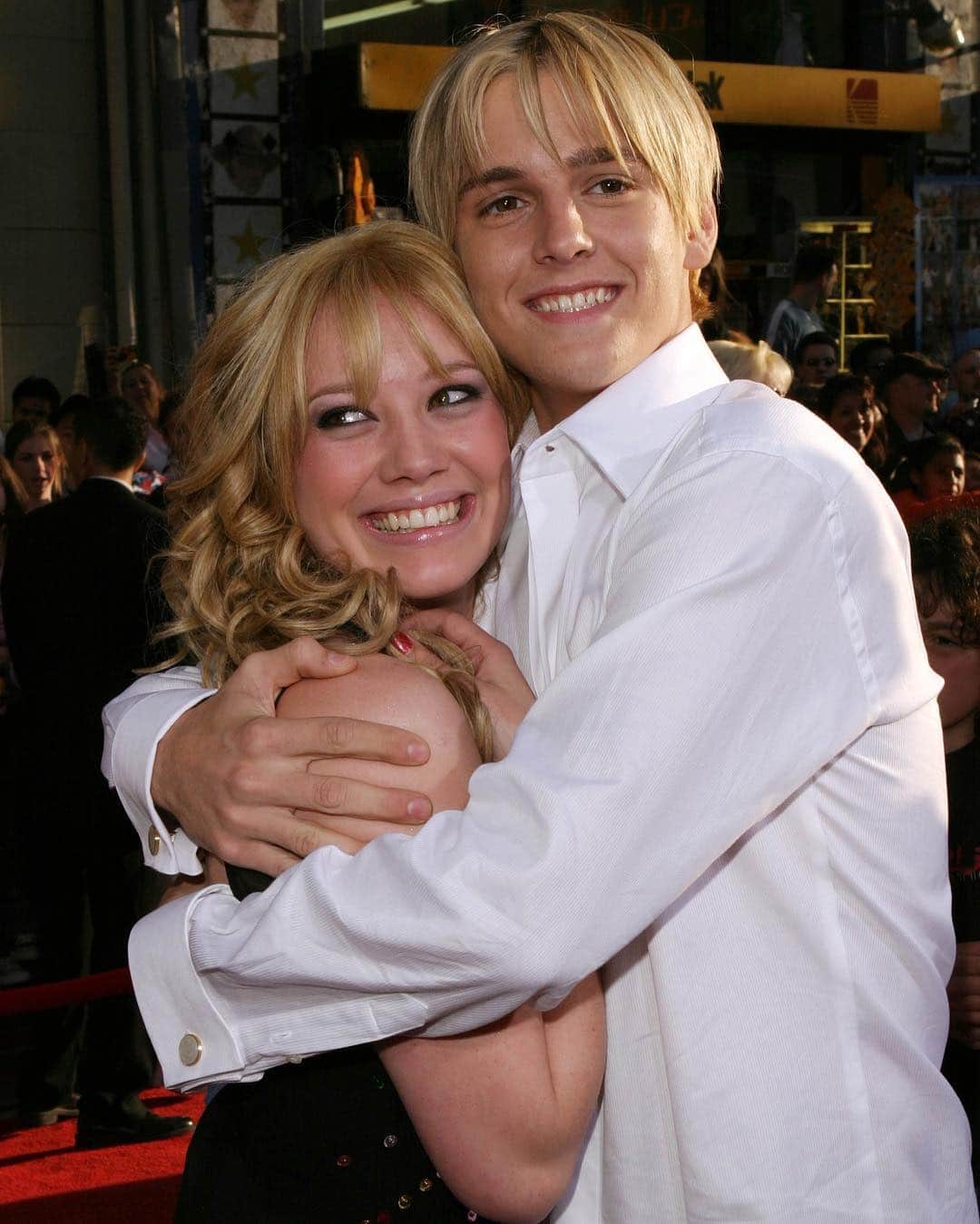 E! Onlineさんのインスタグラム写真 - (E! OnlineInstagram)「In 2003, Aaron Carter waiting for us with a bouquet of flowers was what our dreams were made of until.... hey now (hey now) it actually happened to Hilary Duff at The Lizzie McGuire Movie premiere. (📷: Getty Images)」5月3日 4時40分 - enews