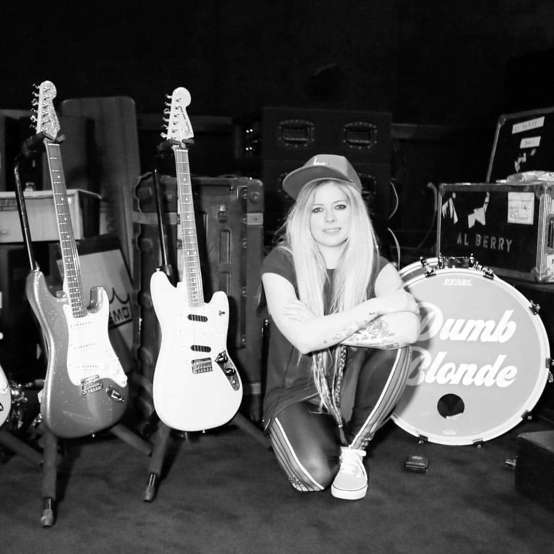 アヴリル・ラヴィーンさんのインスタグラム写真 - (アヴリル・ラヴィーンInstagram)「Band rehearsal shot with my new pink @fender babies thank you for always getting me the coolest guitars @fenderbilly」5月3日 4時49分 - avrillavigne