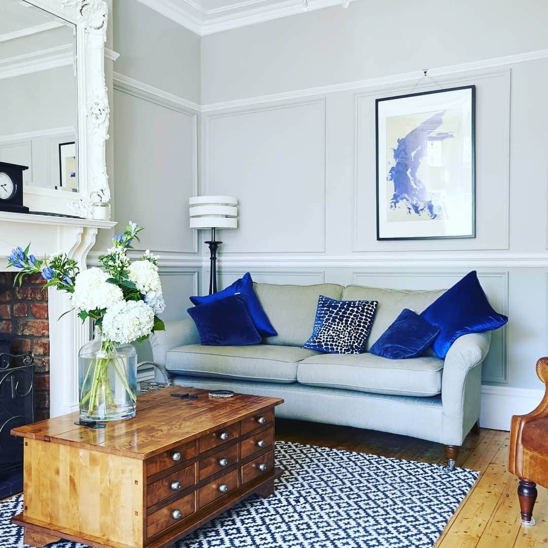 ローラアシュレイのインスタグラム：「We're just mad about @everchanginghouse's living room style 😍 Tap to get the look」