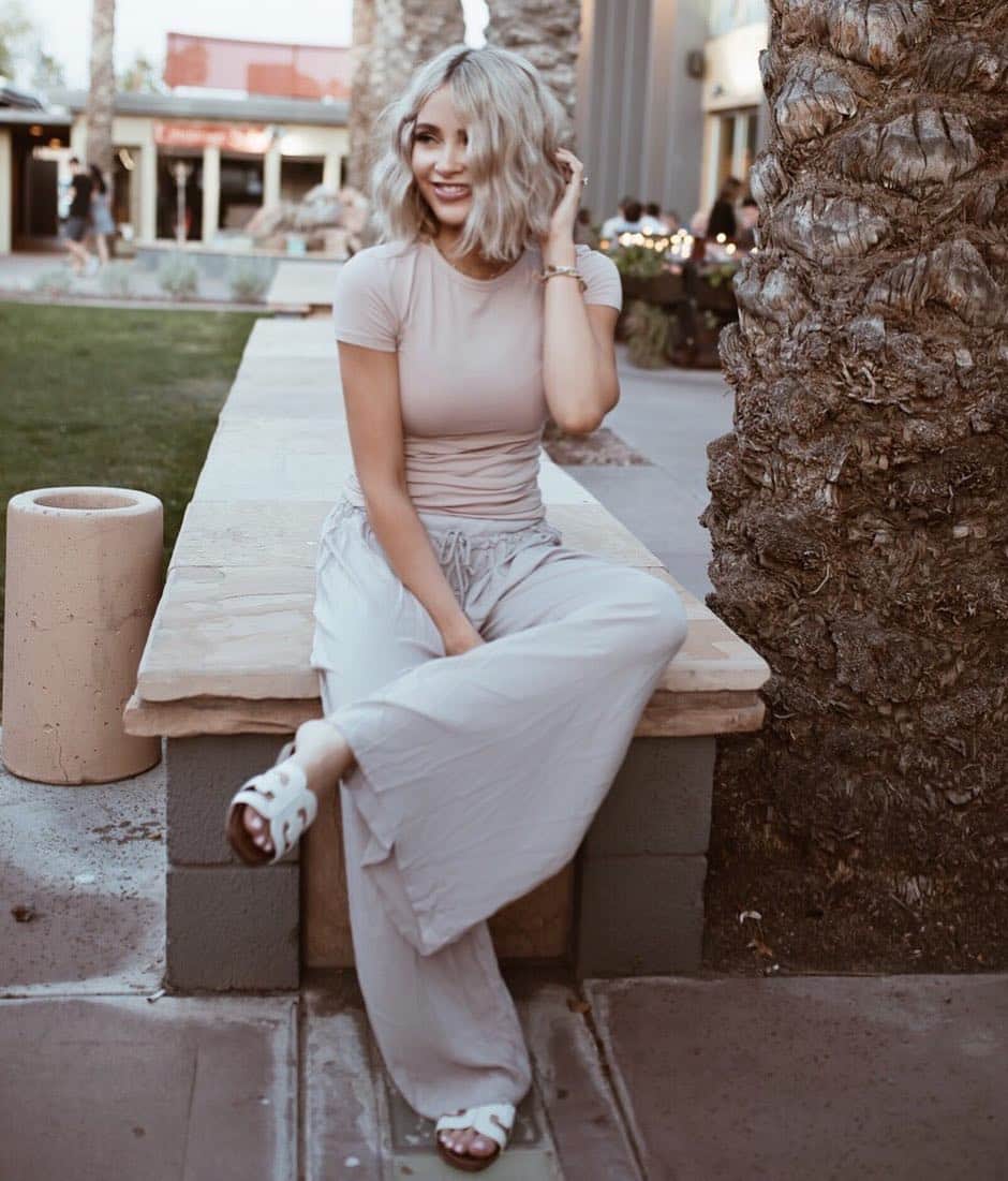Cara Van Brocklinさんのインスタグラム写真 - (Cara Van BrocklinInstagram)「This look is on the blog today!! I’ve worn these pants the past week more than i want to admit 😂. Anyone else have pieces like that lately?」5月3日 4時50分 - caraloren