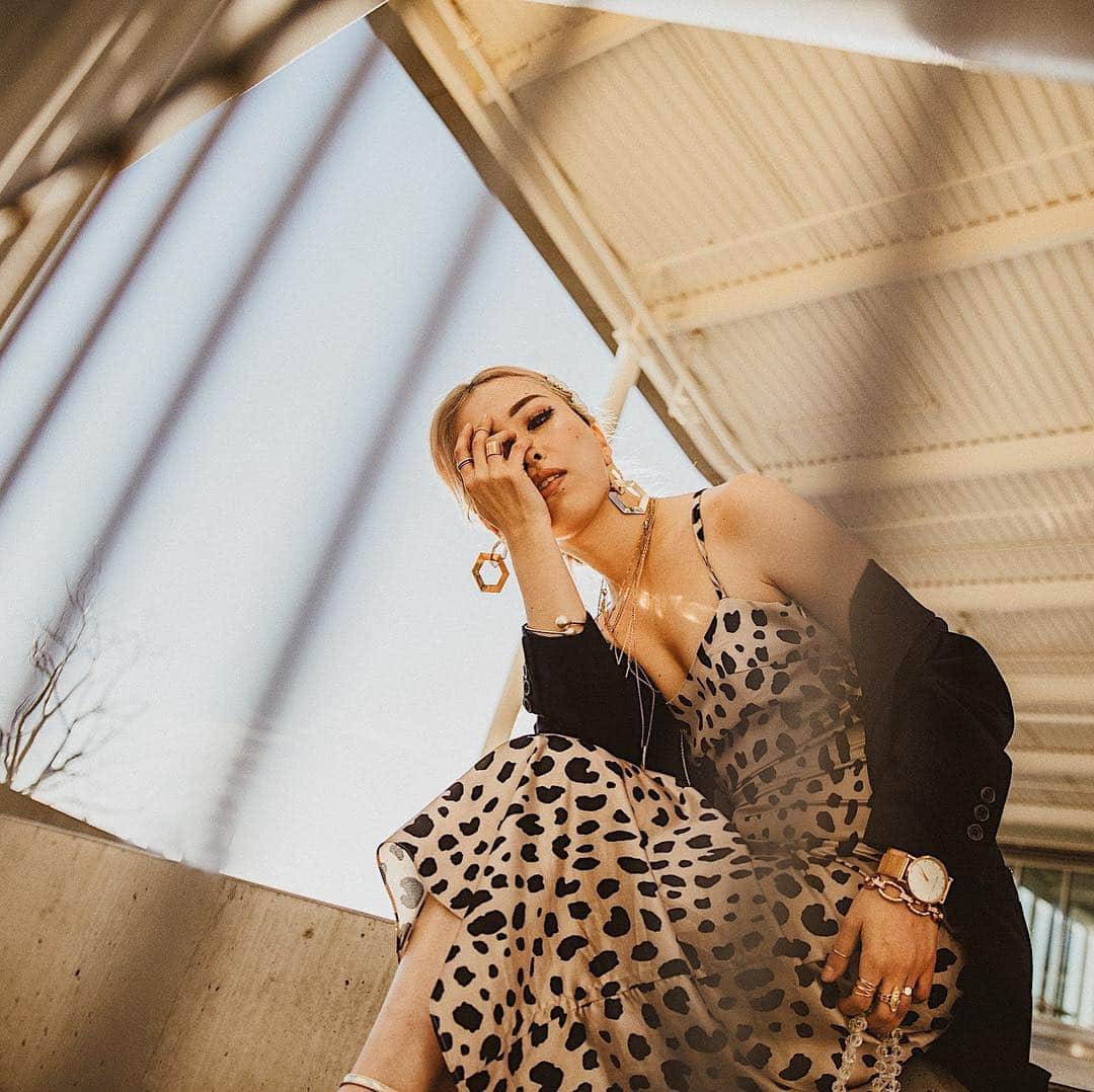 AikA♡ • 愛香 | JP Blogger • ブロガーのインスタグラム：「The minute you realize your worth, you shift your energy to attract new people who respect your worth. It starts with you first. 💛✨ ..... ▸ 📷: @bethanymarieco • @bethanymariephoto  #goldenhour #portrait_mood #nastygalsdoitbetter #petitefashion #springstyle #portraitmood #seattle」