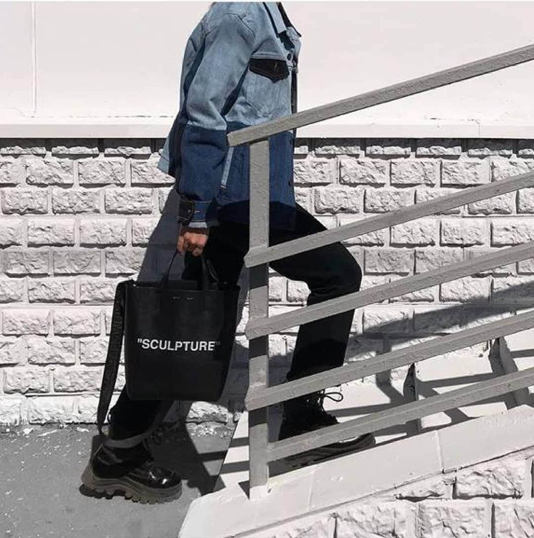 OFF-WHITE C/O VIRGIL ABLOHさんのインスタグラム写真 - (OFF-WHITE C/O VIRGIL ABLOHInstagram)「women's Off-White™ "SCULPTURE" tote.」5月3日 5時02分 - off____white