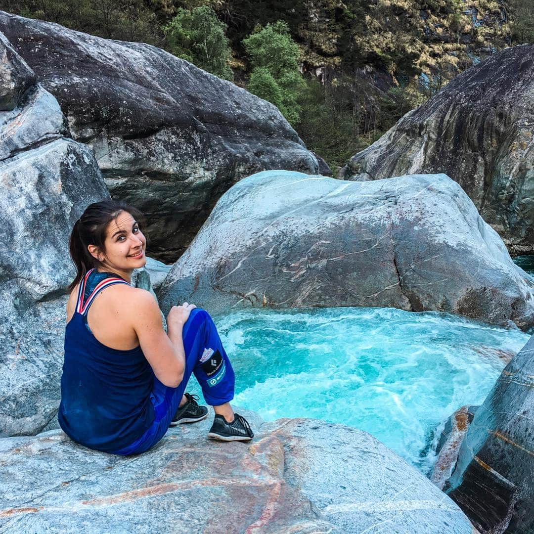 レベッカ・ストッツのインスタグラム：「Good times 💕 @ladinaoswald  #outdoor #mountains #hiking #beautifulswitzerland #qualitytime #verzasca #verzascatal @baechlibergsport  @scarpaspa  @blackdiamond」