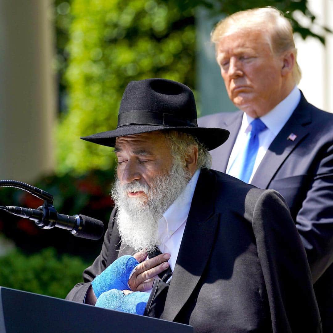 NBC Newsさんのインスタグラム写真 - (NBC NewsInstagram)「Rabbi Yisroel Goldstein, who was injured in the Poway, #California, synagogue shooting, speaks at the White House during the “National Day of Prayer” service on Thursday. . 📷 @kevin_lamarque / @reuters」5月3日 5時21分 - nbcnews