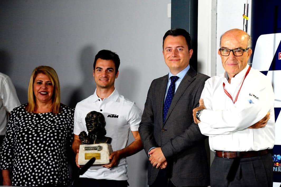 ダニ・ペドロサさんのインスタグラム写真 - (ダニ・ペドロサInstagram)「Premio del Motor Ciudad de Jerez a título honorífico. Muchas gracias Jerez! 🏁😊」5月3日 5時14分 - 26_danipedrosa