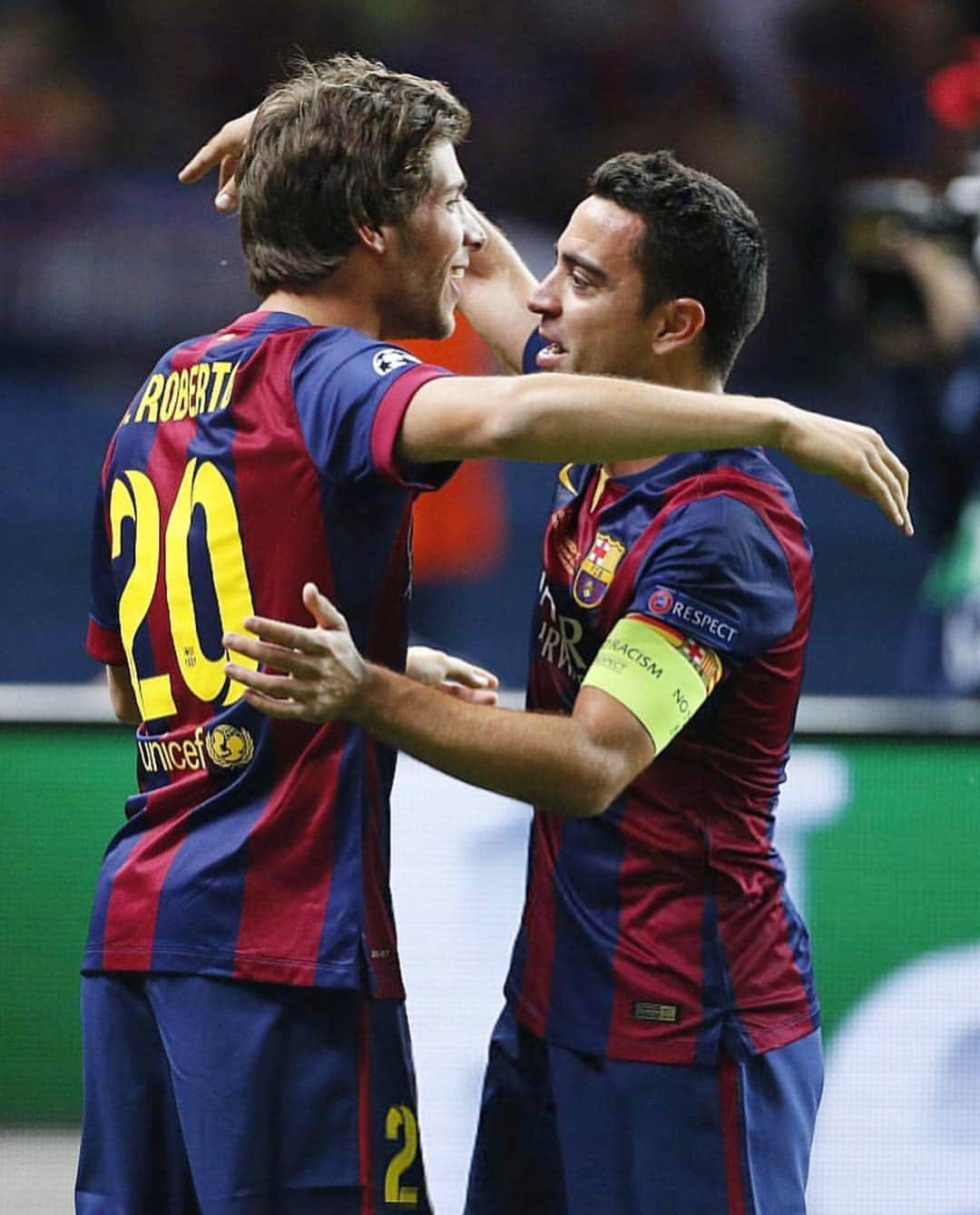 セルジ・ロベルトのインスタグラム：「Va ser un plaer compartir vestidor amb tu @xavi . Des del primer dia em vas ajudar amb tot. Una llegenda, el millor migcampista de tots els temps. I sobretot, una gran persona!!! Molta sort en la nova etapa!」