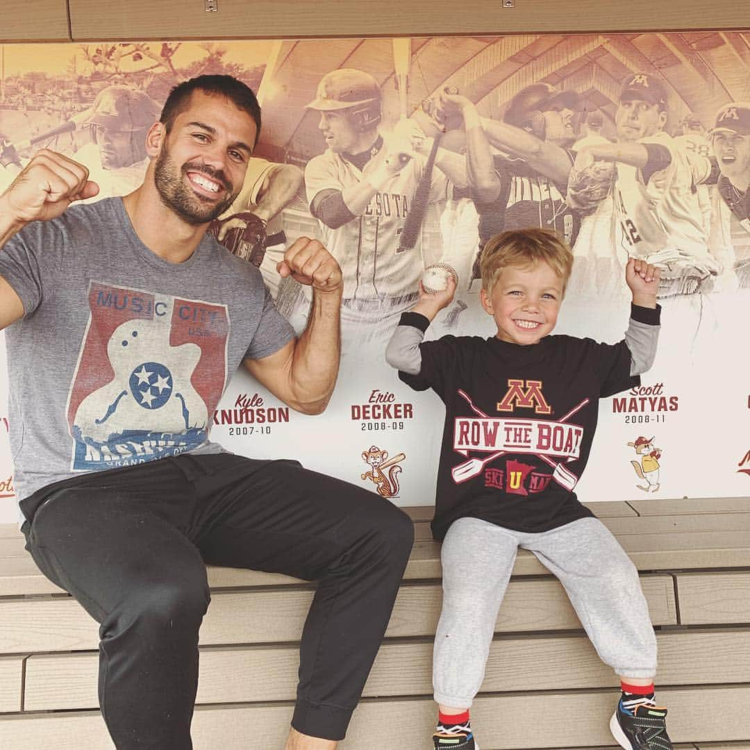 Jessie Jamesさんのインスタグラム写真 - (Jessie JamesInstagram)「So great touring Eric‘s old stomping grounds at Minnesota!! The kids were so proud to see his handsome face in the dugout and even got to take part and baseball practice.」5月3日 5時19分 - jessiejamesdecker