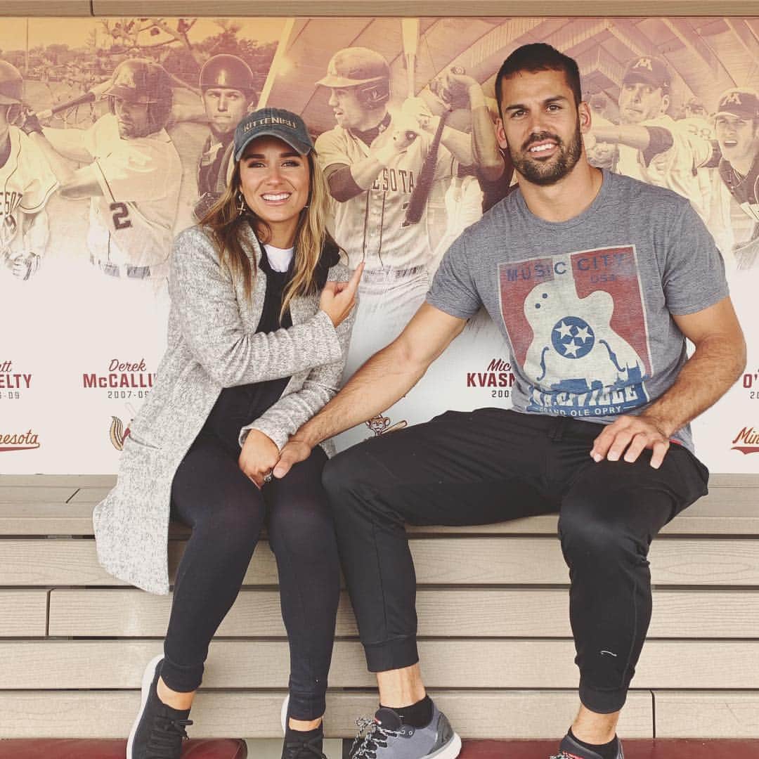 Jessie Jamesさんのインスタグラム写真 - (Jessie JamesInstagram)「So great touring Eric‘s old stomping grounds at Minnesota!! The kids were so proud to see his handsome face in the dugout and even got to take part and baseball practice.」5月3日 5時19分 - jessiejamesdecker