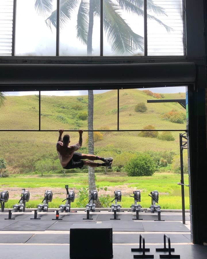 ザッキー・ヴェンジェンスのインスタグラム：「Ab day is everyday 💪🏻 so don’t skip it!!!!! #luckywelivehi #noshirt #core #absfordays #tattoos #barworkout #oahu #kailua」