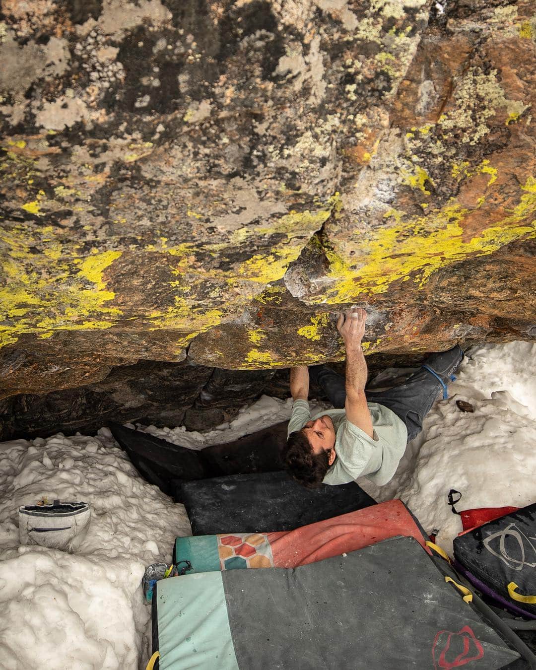 ポール・ロビンソンのインスタグラム：「Yewwww! Psyched to send the ol @dave_graham_ “cat ranch” 8B/V13 the other day with @jonkalantar 🤙🤙 good work to the team onward to other alpine boulders soon 🙌🙌 #bouldering photo: @punkaca」