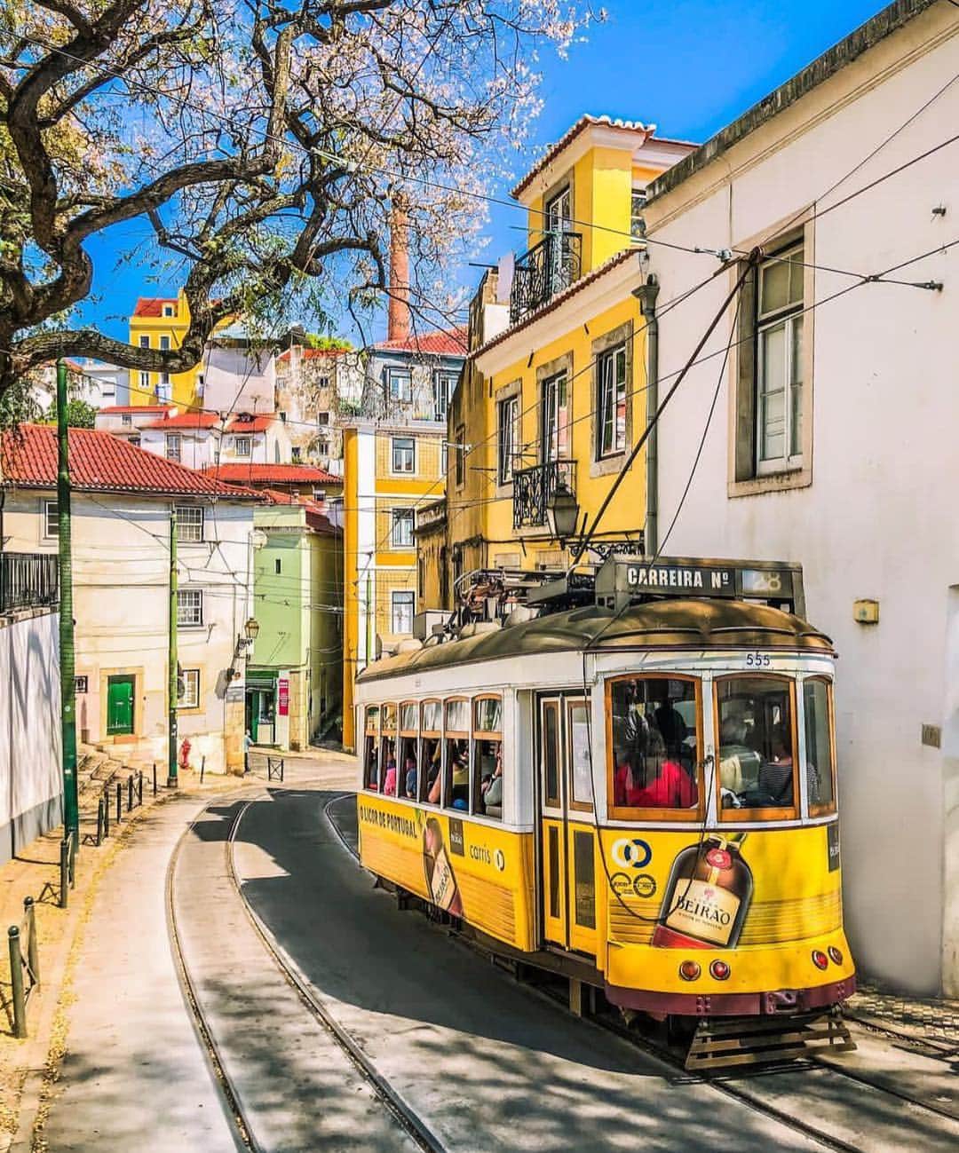 Wonderful Placesさんのインスタグラム写真 - (Wonderful PlacesInstagram)「The iconic yellow tram in Lisbon - Portugal ✨💛💛💛✨ . Pictures by ✨✨@travellingwithgiannis✨✨ #wonderful_places for a feature 💛」5月3日 5時23分 - wonderful_places