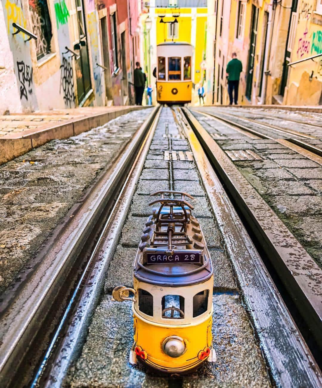 Wonderful Placesさんのインスタグラム写真 - (Wonderful PlacesInstagram)「The iconic yellow tram in Lisbon - Portugal ✨💛💛💛✨ . Pictures by ✨✨@travellingwithgiannis✨✨ #wonderful_places for a feature 💛」5月3日 5時23分 - wonderful_places