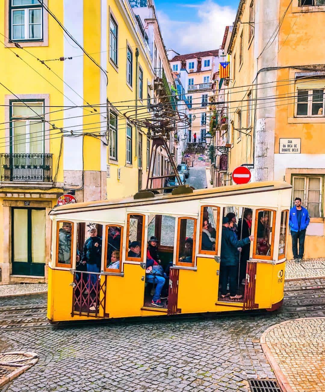 Wonderful Placesさんのインスタグラム写真 - (Wonderful PlacesInstagram)「The iconic yellow tram in Lisbon - Portugal ✨💛💛💛✨ . Pictures by ✨✨@travellingwithgiannis✨✨ #wonderful_places for a feature 💛」5月3日 5時23分 - wonderful_places