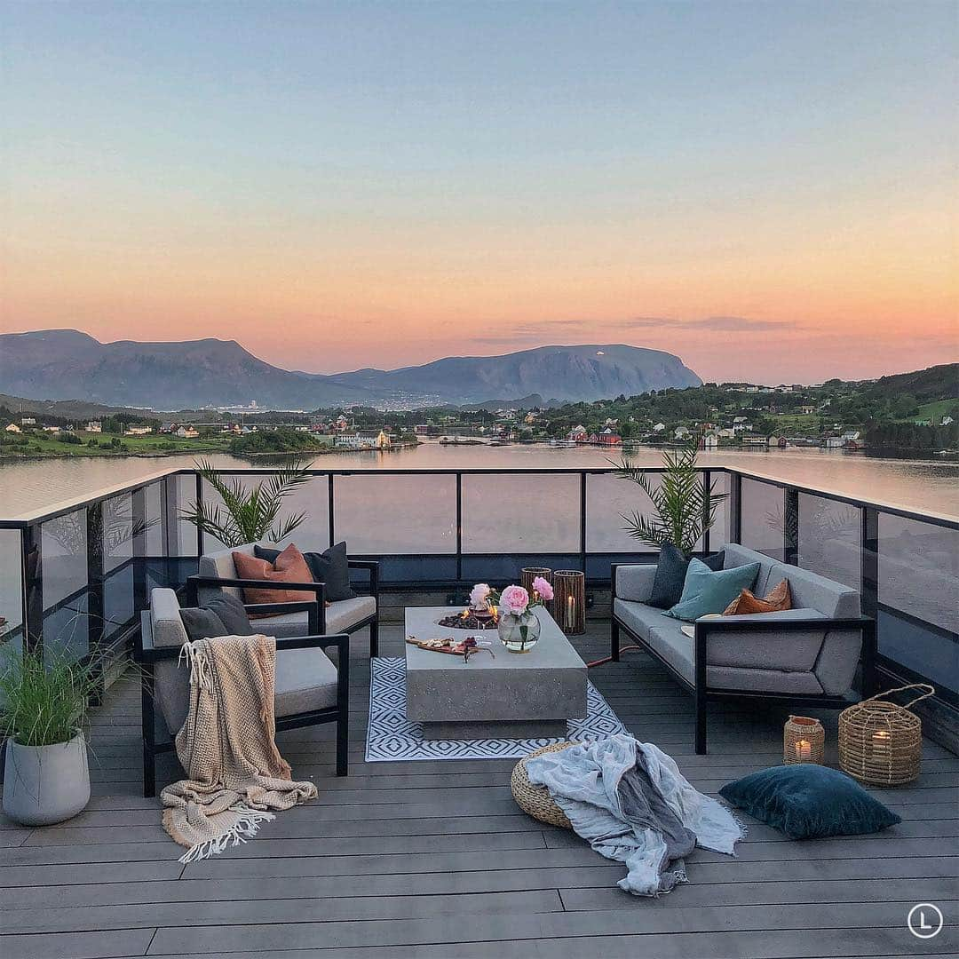 Inger-Lise Lillerovdeさんのインスタグラム写真 - (Inger-Lise LillerovdeInstagram)「Nighty ✨ . . . #interiør #interior_and_living #balcony #herligehjem @herligehjem #takterrasse #roofterrace #patio #interiorstyle #uterom #uteplass #uteplassen #outdoor #outdoorliving #balconyview #interiormagasinet @interior_magasinet @white.interior1 #whiteinterior #interiordesign #interiors #outdoordecor #outdoorspace #patiodesign #skandinaviskehjem #inspirasjonsguidenvår」5月3日 5時34分 - ingerliselille