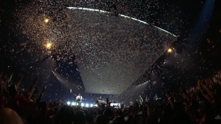 ユナイテッドのインスタグラム：「Celebrating the release of our new album People on the first week of The People Tour in Texas! The stars at night, are big and bright.... #UnitedPeople」