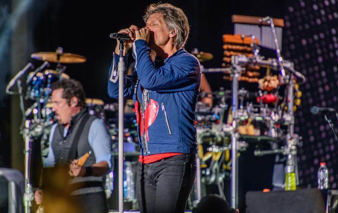 Bon Joviさんのインスタグラム写真 - (Bon JoviInstagram)「Can’t wait to hit the road again ✈️ - Photo by Mike Frelone • Sydney, AU」5月3日 5時52分 - bonjovi