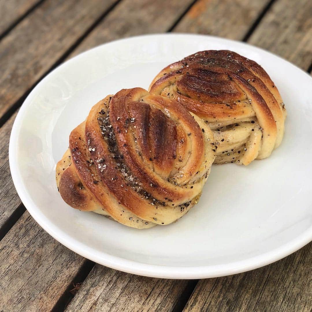 DOMINIQUE ANSEL BAKERYさんのインスタグラム写真 - (DOMINIQUE ANSEL BAKERYInstagram)「Black cardamom rolls, hand-carried from @juno_the_bakery were moist, beautifully perfumed, and tender (like a mix of brioche and milk bread). But what made it better was that @irenewongi hand-carried it on a plane back to New York, and our whole team was able to split it and try it.」5月3日 6時16分 - dominiqueansel