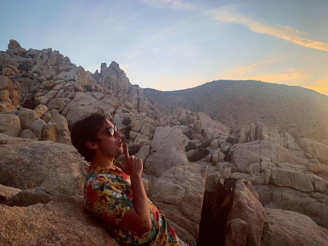 ジョーイ・ブラッグのインスタグラム：「Bought this finger gun without a background check. #CommonSenseGunReform」