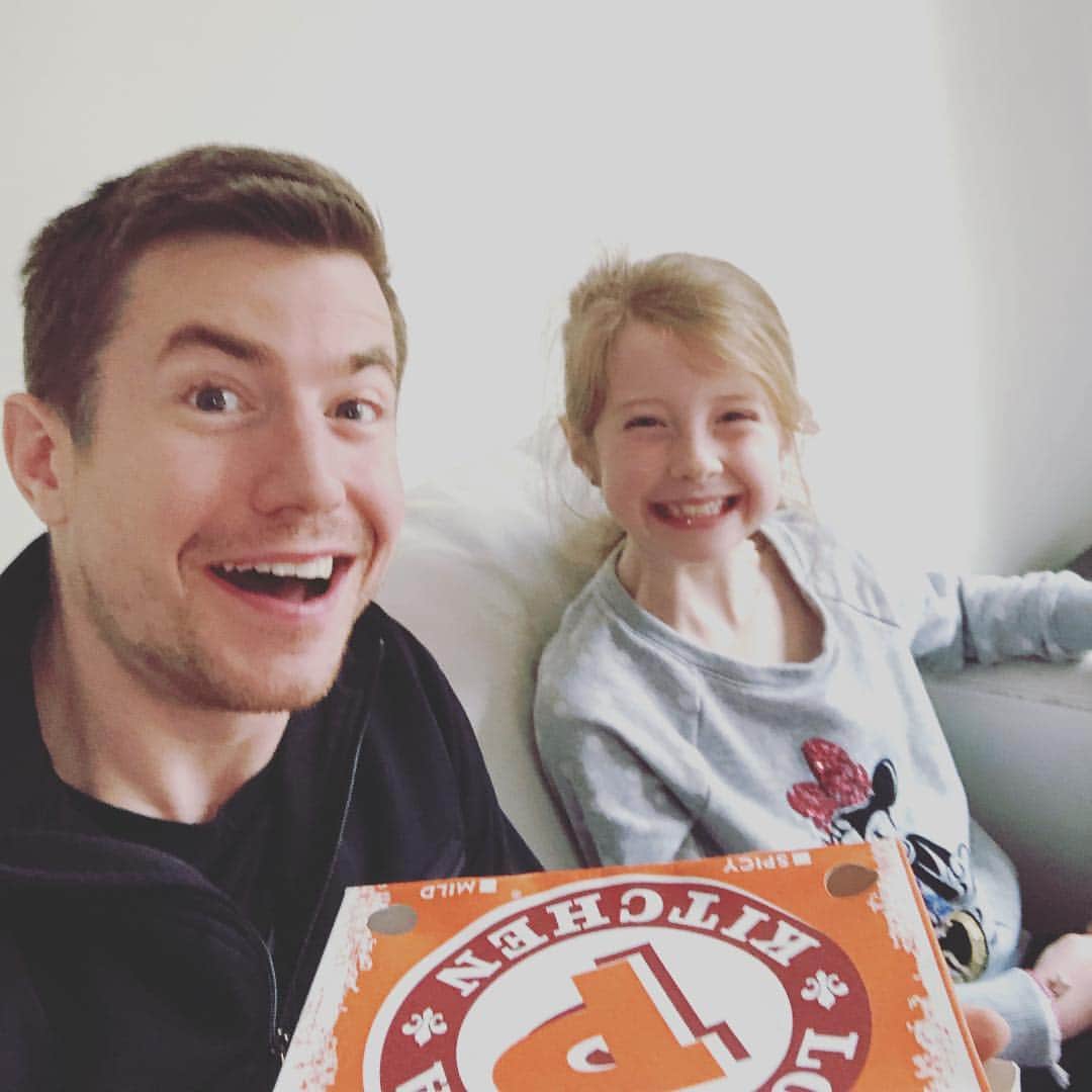 ジェフリー・バトルのインスタグラム：「An uncles responsibility is to teach the importance of a healthy balanced meal on the couch whilst watching tv.  #wisdom」