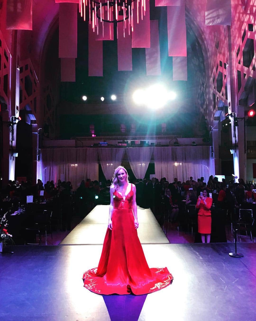 ジョアニー・ロシェットのインスタグラム：「En @dicarlocouture_official pour l’événement Robe Rouge @thehsf de cet hiver ! Merci pour la magnifique robe 💃」