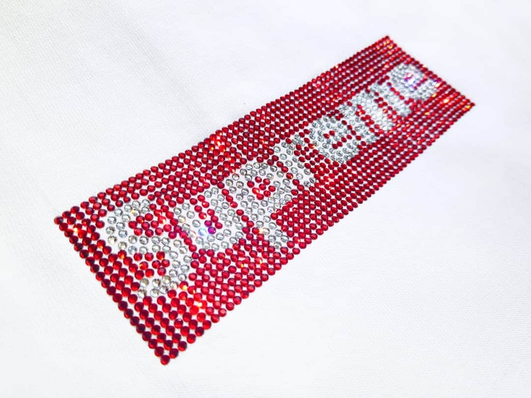 young ho seoのインスタグラム：「Supreme®/Swarovski® Box Logo Tee」
