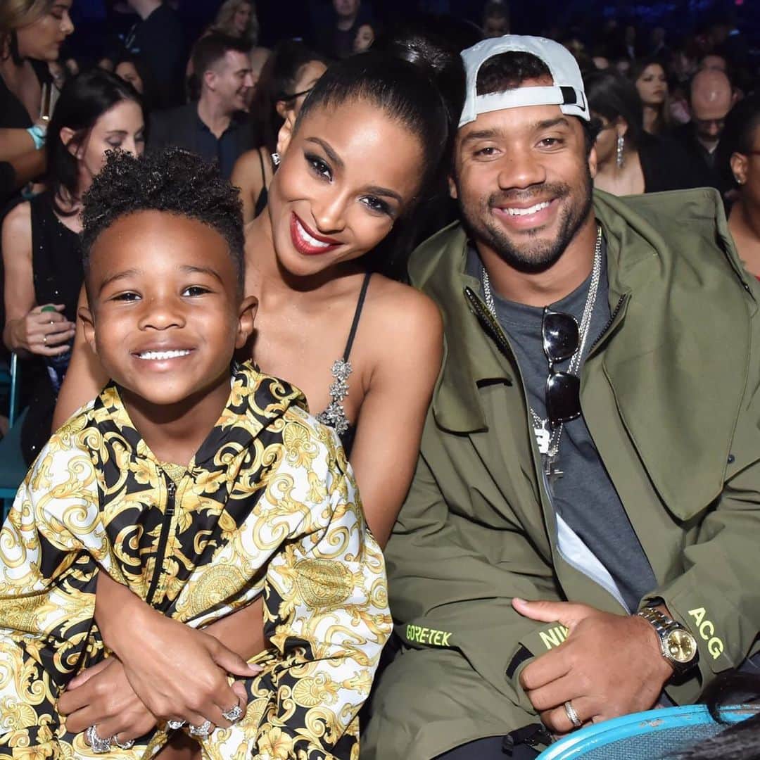 People Magazineさんのインスタグラム写真 - (People MagazineInstagram)「Picture perfect! 😍Ciara, little Future and Russell Wilson snapped the cutest family photo after her rockstar performance at the #BBMAs, and we can feel the love shining through their gorgeous smiles! ❤️| 📷: Jeff Kravitz/FilmMagic」5月3日 6時47分 - people