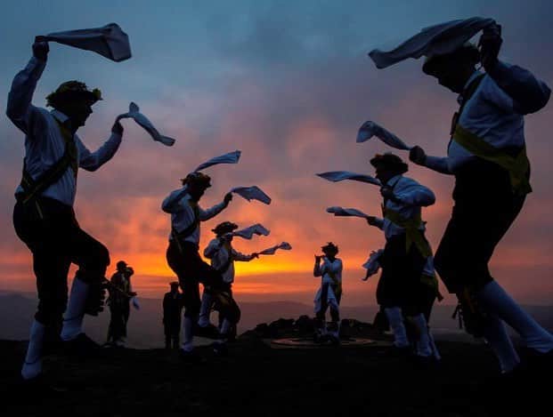 AFP通信さんのインスタグラム写真 - (AFP通信Instagram)「AFP Photo 📷 Lindsey Parnaby - Members of the Chapel-en-le-Frith Morris Dancers dance atop the Eccles Pike at High Peak in Derbyshire before sunrise on May 1, 2018. The Chapel-en-le-Frith dancers perform an annual dance atop the Eccles Pike at sunrise, as part of the ancient Celtic festival Beltane, celebrated on May Day or the beginning of summer. #sunrise #ecclespike #beltane」5月3日 6時53分 - afpphoto