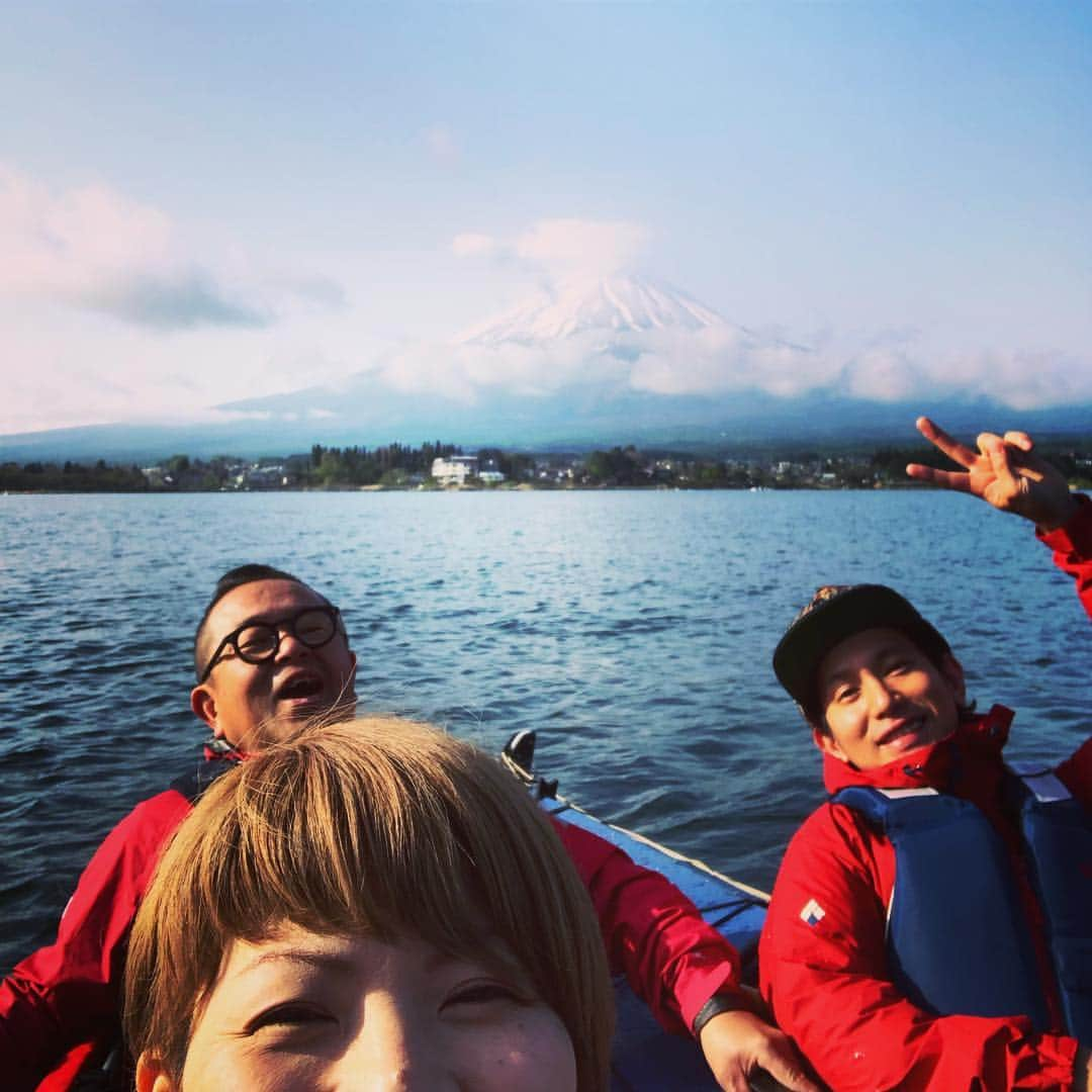 ダイスケさんのインスタグラム写真 - (ダイスケInstagram)「去年の #westsideoutdoorfestival で出逢ったCielBleuワカさんあねごさんファミリーとお友達ファミリーと二泊三日の河口湖キャンプにいってきました。初の河口湖カヤック。雨の焚き火。三日目にようやく見えた富士山。ただただ感動。 #旅 #cielbleu #nanga #nangaシュラフ  #最高の寝心地 #Coleman #dana  #bigamericanshop_okayama #barebonesliving #ダイスケ #camp #河口湖 #曲作ろう」5月3日 7時01分 - daisukekatayama_official