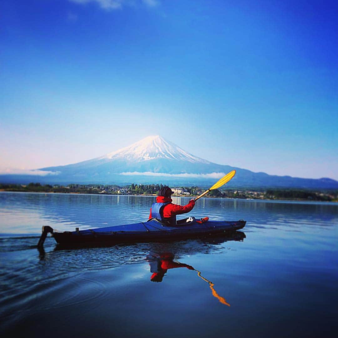 ダイスケさんのインスタグラム写真 - (ダイスケInstagram)「去年の #westsideoutdoorfestival で出逢ったCielBleuワカさんあねごさんファミリーとお友達ファミリーと二泊三日の河口湖キャンプにいってきました。初の河口湖カヤック。雨の焚き火。三日目にようやく見えた富士山。ただただ感動。 #旅 #cielbleu #nanga #nangaシュラフ  #最高の寝心地 #Coleman #dana  #bigamericanshop_okayama #barebonesliving #ダイスケ #camp #河口湖 #曲作ろう」5月3日 7時01分 - daisukekatayama_official