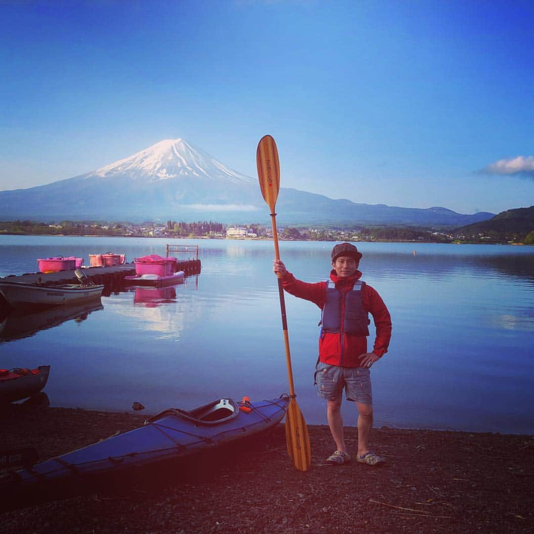 ダイスケさんのインスタグラム写真 - (ダイスケInstagram)「去年の #westsideoutdoorfestival で出逢ったCielBleuワカさんあねごさんファミリーとお友達ファミリーと二泊三日の河口湖キャンプにいってきました。初の河口湖カヤック。雨の焚き火。三日目にようやく見えた富士山。ただただ感動。 #旅 #cielbleu #nanga #nangaシュラフ  #最高の寝心地 #Coleman #dana  #bigamericanshop_okayama #barebonesliving #ダイスケ #camp #河口湖 #曲作ろう」5月3日 7時01分 - daisukekatayama_official