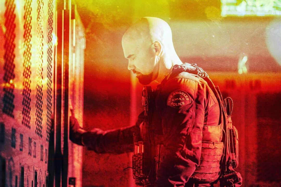 シェマー・ムーアさんのインスタグラム写真 - (シェマー・ムーアInstagram)「Hondo’s going through it somethin’ TOUGH tonight on #SWAT 10/9c ..... DON’T MISS the EDGE of your seat DRAMA we have in store for you!!!!! 🔥💣💥 #swatcbs #lapdswat #rollswat 📸 @davinophotostudio」5月3日 7時14分 - shemarfmoore