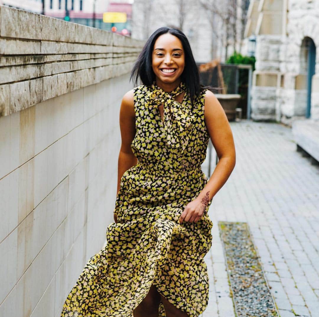 のインスタグラム：「Smiling because it's finally dress weather! ☀ #WhoWhatWear」
