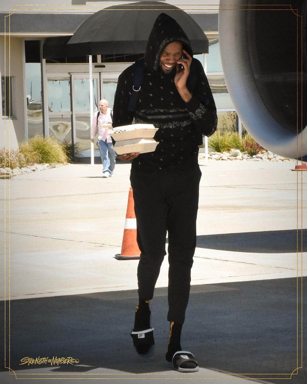 ゴールデンステート・ウォリアーズさんのインスタグラム写真 - (ゴールデンステート・ウォリアーズInstagram)「Wheels up to Houston ✈️」5月3日 7時10分 - warriors