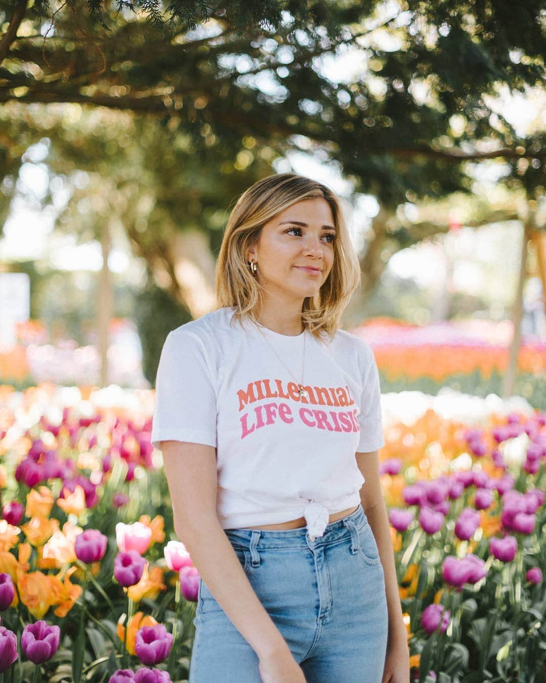 Monica Churchさんのインスタグラム写真 - (Monica ChurchInstagram)「Dont know what the heck I'm doing with my life but atleast I'm surrounded by beautiful flowers 😅🌷@millenniallifecrisis 📸 @tiffanytphung」5月3日 7時22分 - monicachurch
