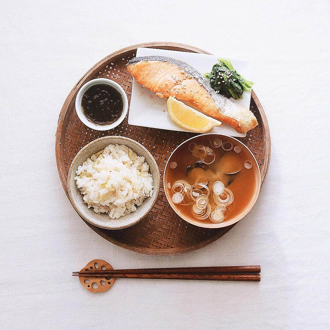 樋口正樹さんのインスタグラム写真 - (樋口正樹Instagram)「Today's breakfast . 今日の朝食は、 生姜ごはん、焼き鮭、 ほうれん草のお浸し、 しじみの味噌汁、 もずく酢。 . . #朝ごはん #朝食 #焼き鮭 #生姜ごはん #しじみ味噌汁 #もずく酢 #japanesefood #japanesebreakfast」5月3日 7時23分 - higuccini