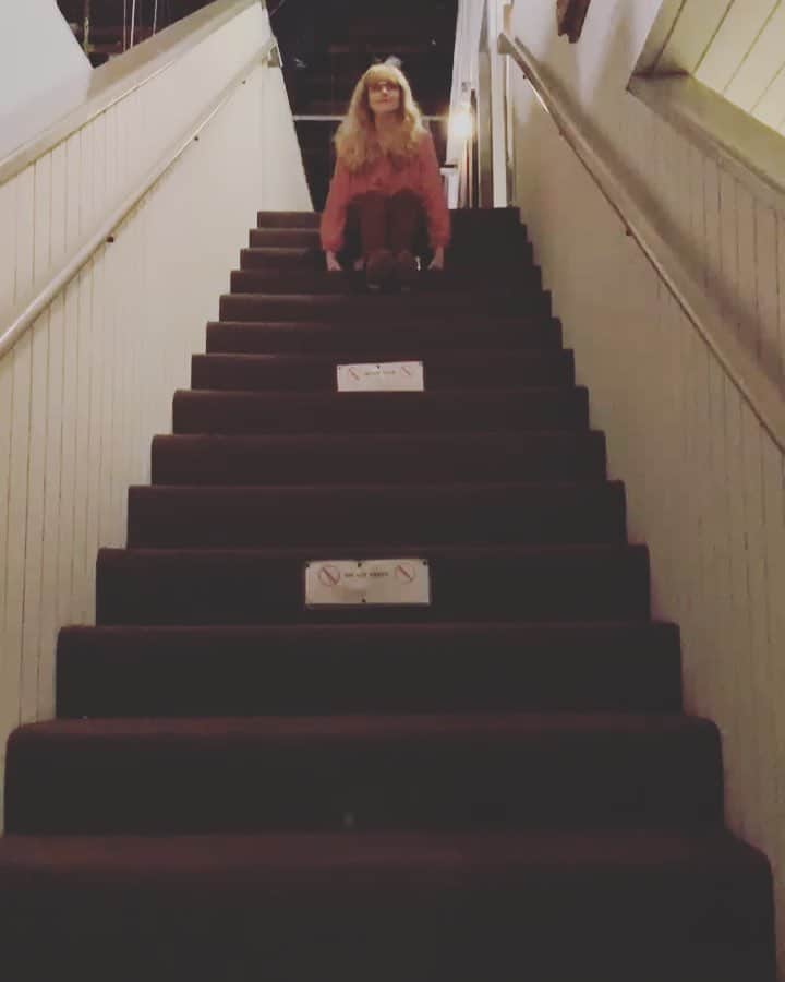 メリッサ・ラウシュのインスタグラム：「This video of me going down the stairs from my dressing room to the stage was directed by the marvelous @shnikki as was tonight's hilarious epsiode of @bigbangtheory_cbs Don't miss it!!」