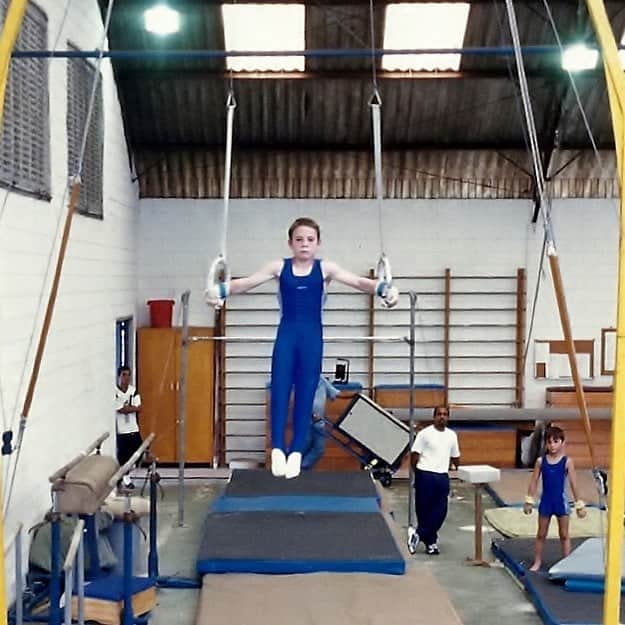 アルトゥール・ザネッティさんのインスタグラム写真 - (アルトゥール・ザネッティInstagram)「E o #tbt de hoje é uma apresentação de fim de ano de 2000 (10 anos de idade). 💪🏻💪🏻 #adidas #CAIXA #FAB #CBG #COB #saocaetano #bolsapodio #ginastica #artistica #argolas #solo #salto #gymnastics #mensgymnastics #rings #floor #vault #toquio2020 #olympic #olympics #lifestyle #winner #kids #goldmedalist #agith #cutekids」5月3日 7時20分 - arthurzanetti