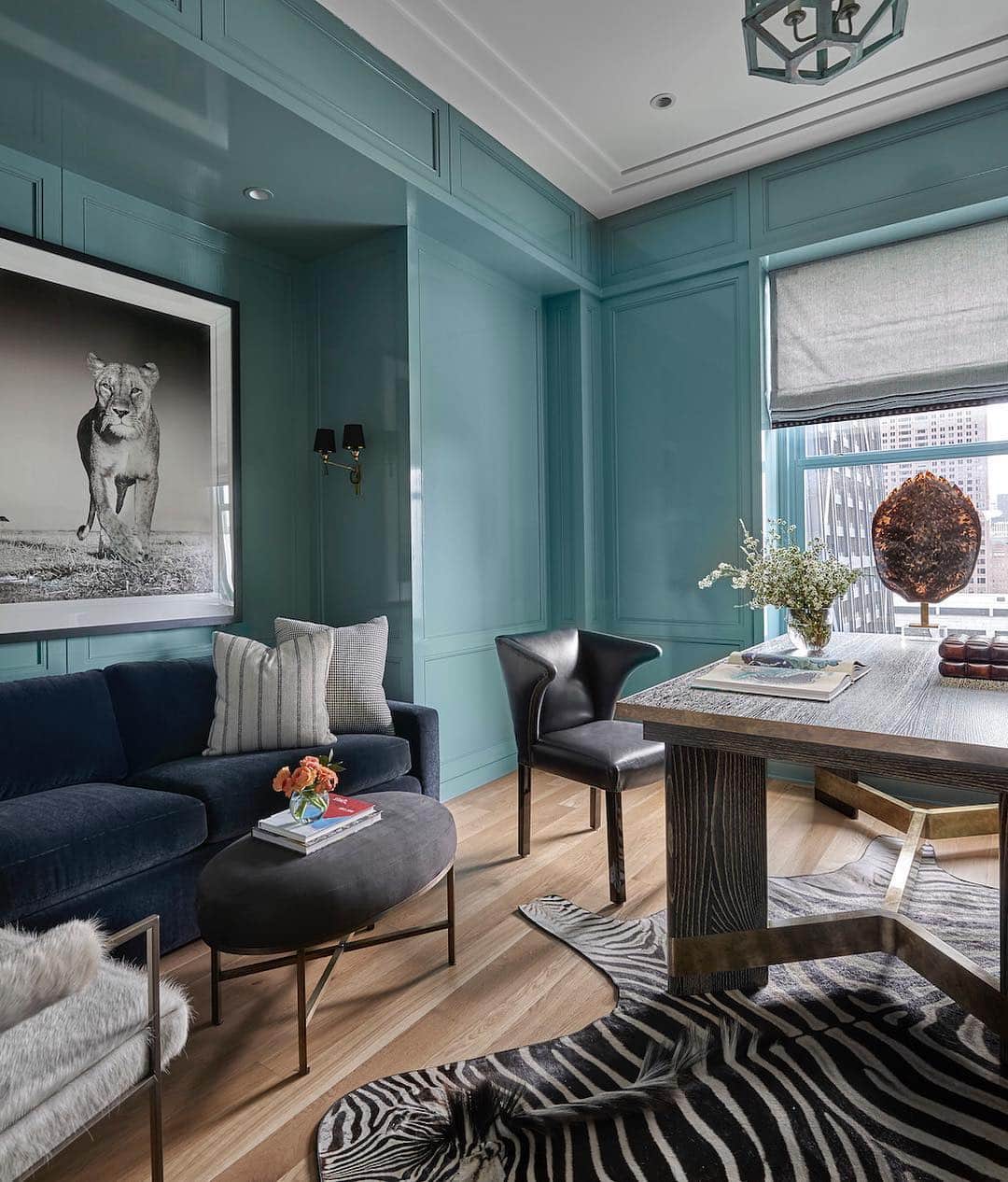ELLE DECORさんのインスタグラム写真 - (ELLE DECORInstagram)「A blue lacquered office is one of the many bold pops in this sprawling, high-glam Chicago family home, designed by @kadlecdesign and @sashaadlerdesign. Located in the city’s historic Palmolive Building, the sophisticated full-floor apartment is a comfortable and functional space crafted with an impressive attention to detail. Link in bio for the full tour. Photo: @soluriphoto」5月3日 7時32分 - elledecor