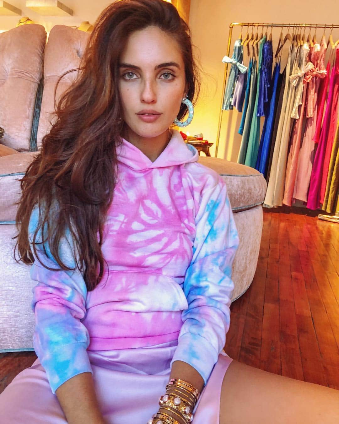 ダニジョーのインスタグラム：「Aren’t you (tie) dying for this look? 🌈 Tap to shop @laubsd’s slip, hoodie, & jewels #dannijogirls #tiedye」