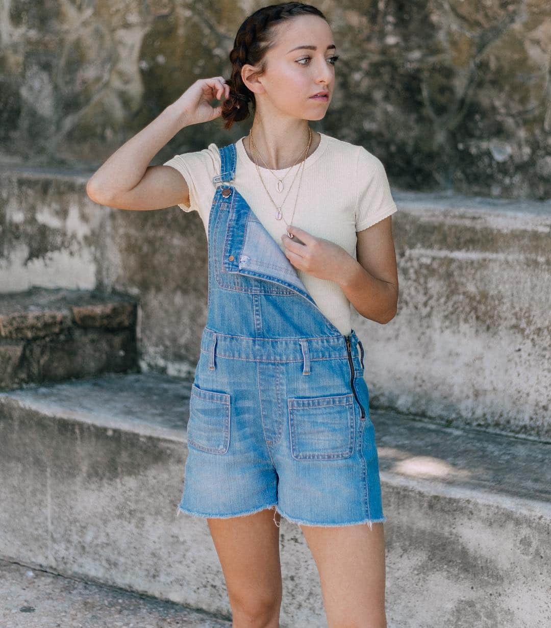 Brooklyn and Baileyさんのインスタグラム写真 - (Brooklyn and BaileyInstagram)「Overalls are NOT just for kids😂 also...OUR SEASHELL COLLECTION IS NOW LIVE!! Click the link in our bio to shop it🐚」5月3日 7時41分 - brooklynandbailey
