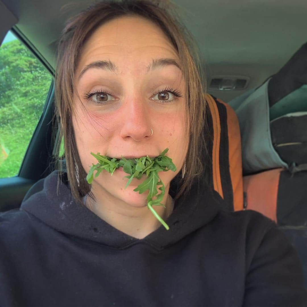 アレックス・パッチシオさんのインスタグラム写真 - (アレックス・パッチシオInstagram)「Me trying to get my greens in..... can’t take myself serious! 🤦🏻‍♀️🤷🏻‍♀️. @robinoleary  #greenmachine #greens #goodforyou #food #trying #uhamikakuto」5月3日 7時40分 - alex_puccio89