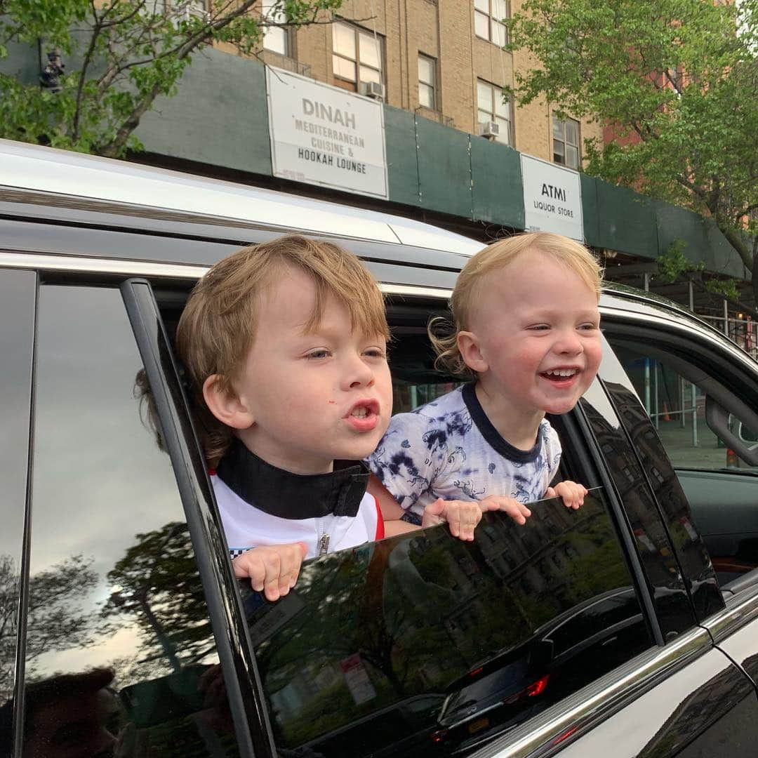 アレック・ボールドウィンさんのインスタグラム写真 - (アレック・ボールドウィンInstagram)「Summer is getting juuuuuust a bit closer. (The car is parked, btw)」5月3日 7時45分 - alecbaldwininsta