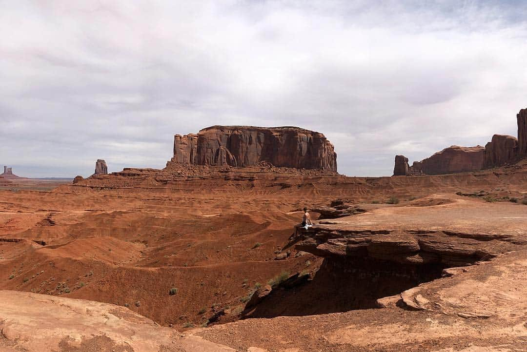 イモージェン・ケアンズさんのインスタグラム写真 - (イモージェン・ケアンズInstagram)「MONUMENT VALLY 🏜 #planetearth #rockformation #monumentvalley #utah #usa」5月3日 7時53分 - imogencairns