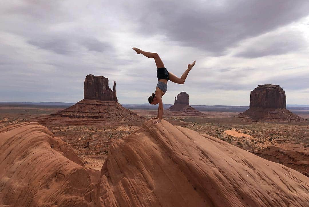 イモージェン・ケアンズさんのインスタグラム写真 - (イモージェン・ケアンズInstagram)「MONUMENT VALLY 🏜 #planetearth #rockformation #monumentvalley #utah #usa」5月3日 7時53分 - imogencairns