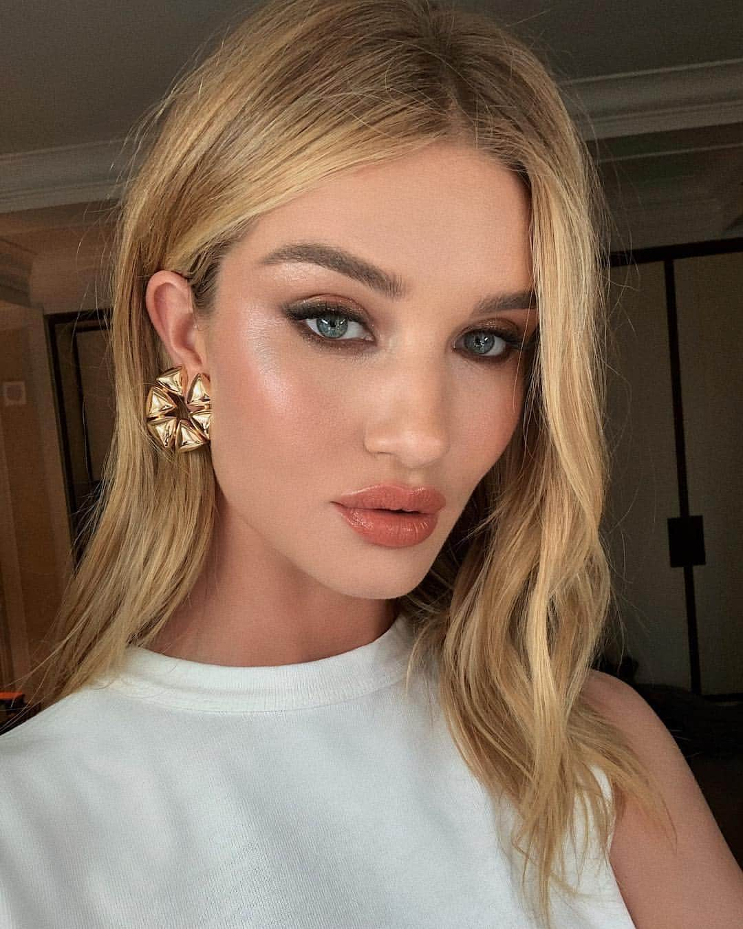 Hung Vanngoさんのインスタグラム写真 - (Hung VanngoInstagram)「@rosiehw for @fallontonight 🧡. 👗 @emmajademorrison 💇 @cwoodhair 💄 @hungvanngo Beauty credits in previous post.」5月3日 7時55分 - hungvanngo