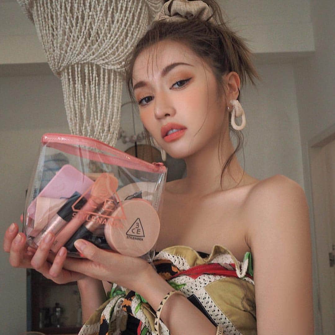 3CE Official Instagramさんのインスタグラム写真 - (3CE Official InstagramInstagram)「#goodmorning 데일리 맑음✨ 비주얼갑 파우치💖 3CE CLEAR TRAPEZE POUCH #PINKBEIGE #3ce #3cepouch #pvcpouch」5月3日 8時16分 - 3ce_official